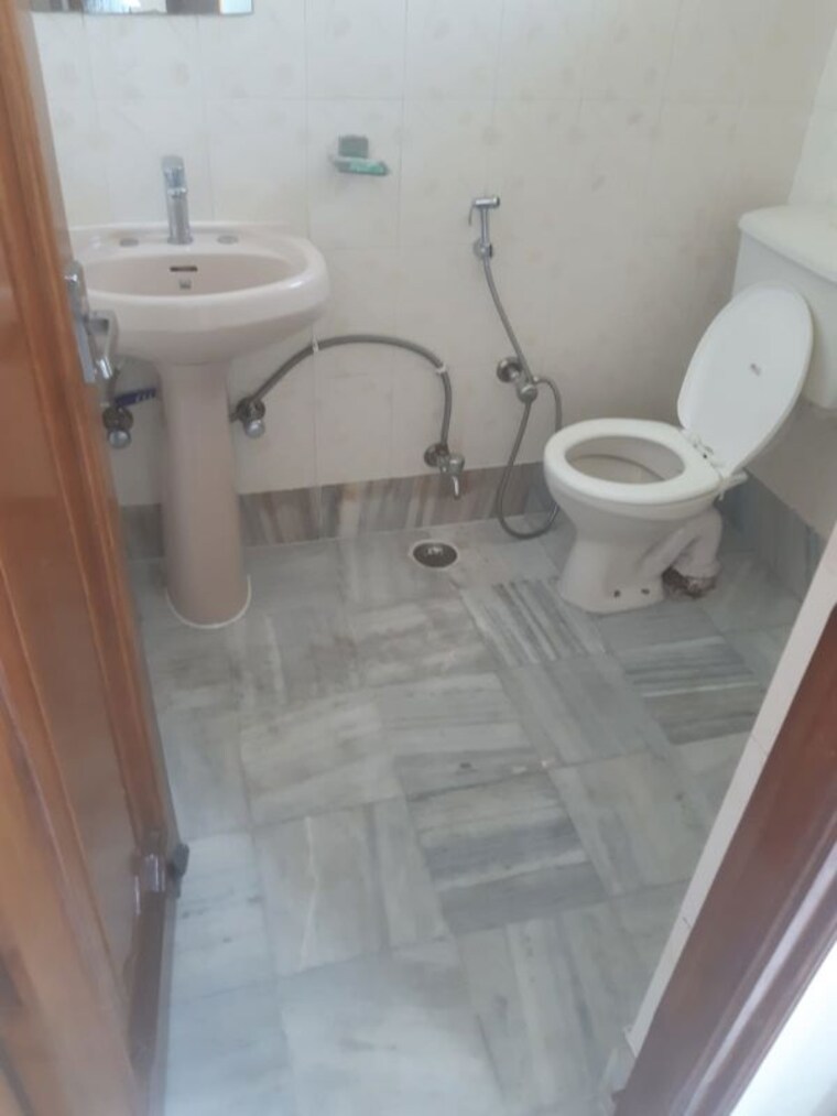 Bathroom, sector 51 3 Bedroom 1500 Sq.Ft. Builder Floor In Sector 51 Chandigarh 10453862