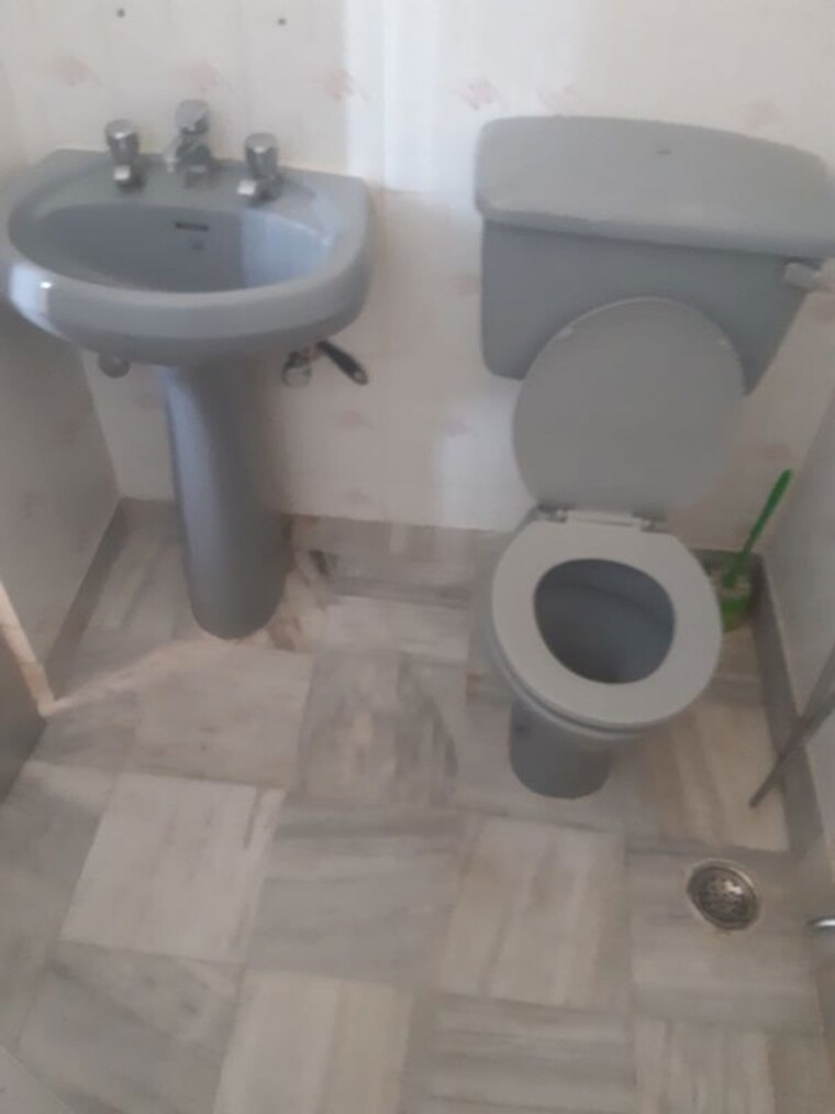 Bathroom, sector 51 3 Bedroom 1500 Sq.Ft. Builder Floor In Sector 51 Chandigarh 10453862