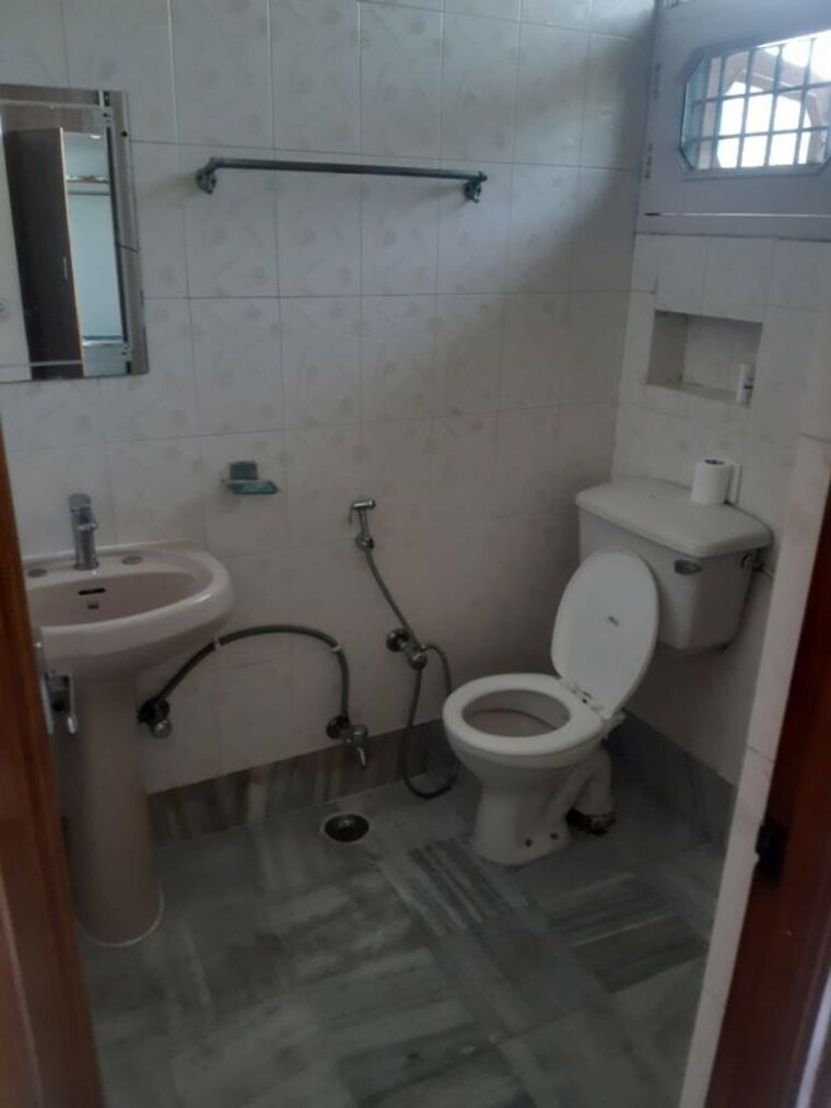 Bathroom, sector 51 3 Bedroom 1500 Sq.Ft. Builder Floor In Sector 51 Chandigarh 10453862