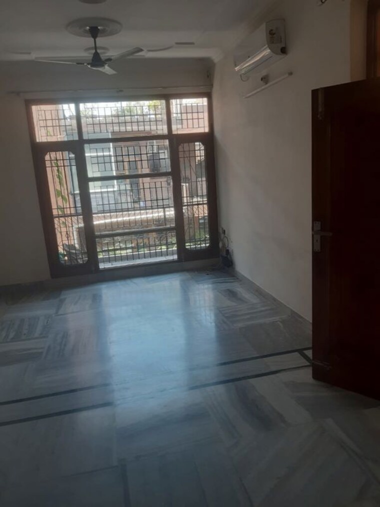 Room, sector 51 3 Bedroom 1500 Sq.Ft. Builder Floor In Sector 51 Chandigarh 10453862