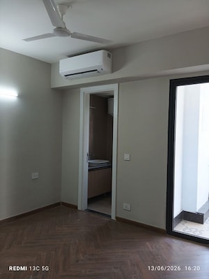 Room in 3 BHK Apartment at Signature Global City 63A, Sector 63a – for Sale