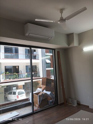 Room in 3 BHK Apartment at Signature Global City 63A, Sector 63a – for Sale