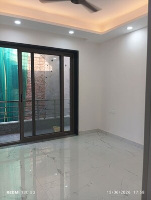 Room in 3 BHK Builder Floor at Sushant Lok Iii – for Rent