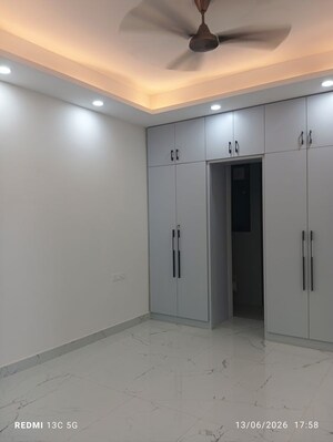 Room in 3 BHK Builder Floor at Sushant Lok Iii – for Rent