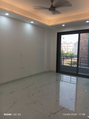 Room in 3 BHK Builder Floor at Sushant Lok Iii – for Rent