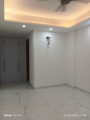 Room in 3 BHK Builder Floor at Sushant Lok Iii – for Rent