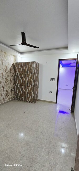 Room in 2 BHK Builder Floor at Sector 73 – for Sale