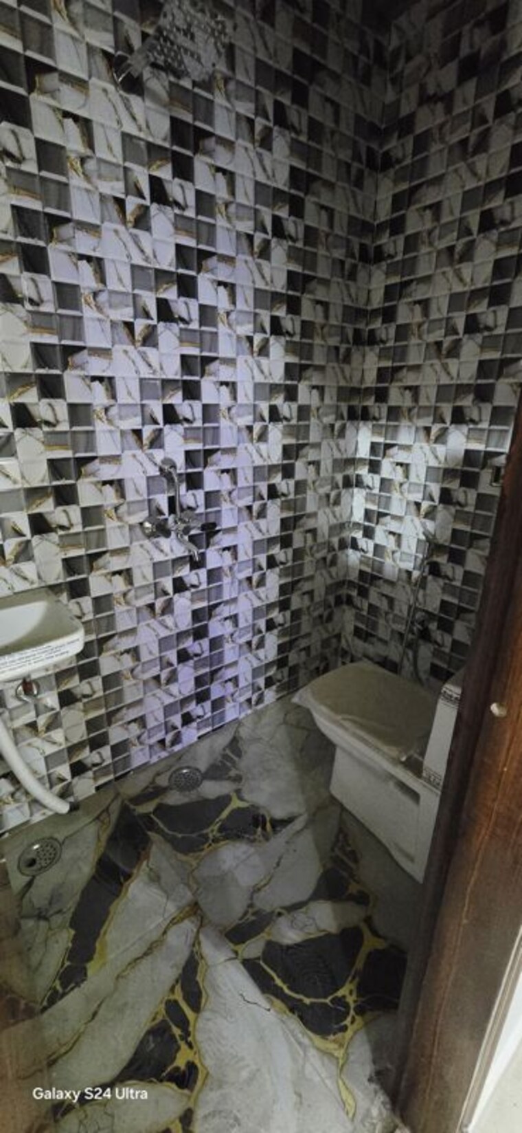 Bathroom, sector 73 2 Bedroom 1100 Sq.Ft. Builder Floor In Sector 73 Noida 10454065
