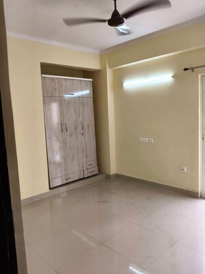 Room in 4 BHK Apartment at Trident Embassy, Sector 1 Greater Noida – for Rent