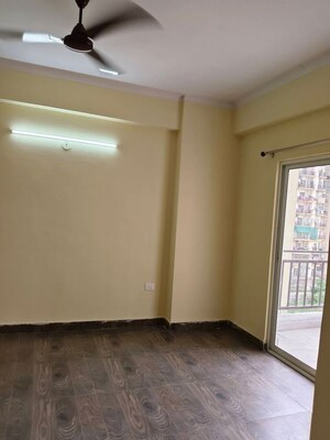 Room in 4 BHK Apartment at Trident Embassy, Sector 1 Greater Noida – for Rent