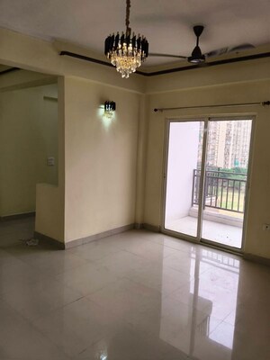 Room in 4 BHK Apartment at Trident Embassy, Sector 1 Greater Noida – for Rent