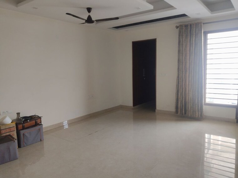 Room, sector 21c 4 Bedroom 500 Sq.Yd. Builder Floor In Sector 21c Faridabad 10454087