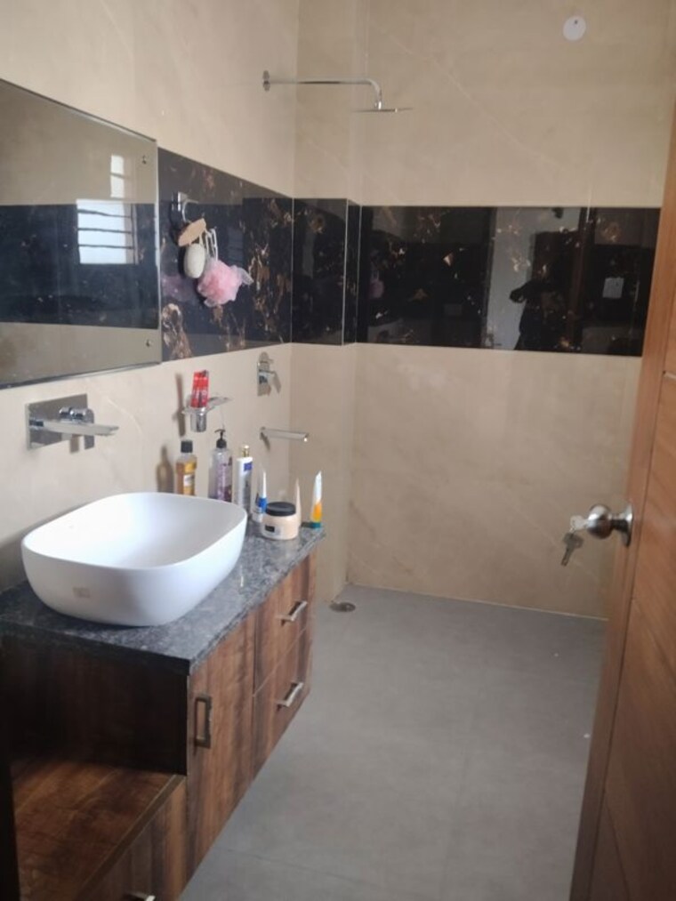 Team Area, sector 21c 4 Bedroom 500 Sq.Yd. Builder Floor In Sector 21c Faridabad 10454087