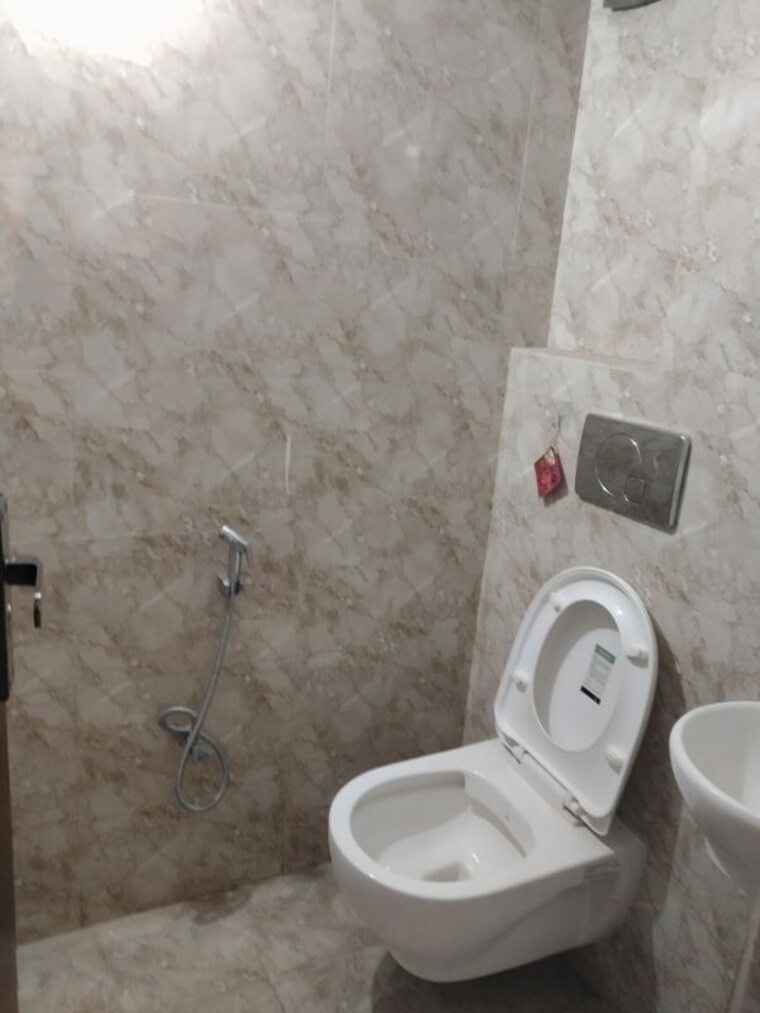 Bathroom, mewala maharajpur 1 Bedroom 500 Sq.Ft. Apartment In Mewala Maharajpur Faridabad 10454092