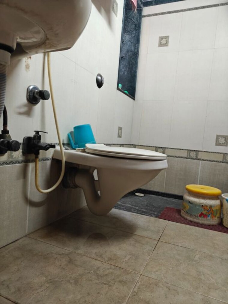 Bathroom, lokhandwala complex 2 Bedroom 900 Sq.Ft. Apartment In Lokhandwala Complex Mumbai 10454119