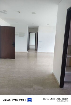 Room in 3 BHK Apartment at Lokhandwala Minerva Mahalaxmi, Mahalaxmi – for Rent