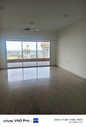Room in 3 BHK Apartment at Lokhandwala Minerva Mahalaxmi, Mahalaxmi – for Rent