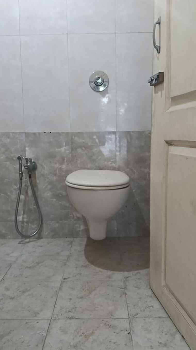 Bathroom, vile parle west 2 Bedroom 900 Sq.Ft. Apartment In Vile Parle West Mumbai 10425380