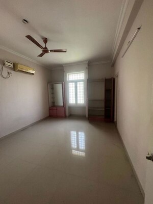 Room in 5 BHK Independent House at Lakdi Ka Pul – for Sale