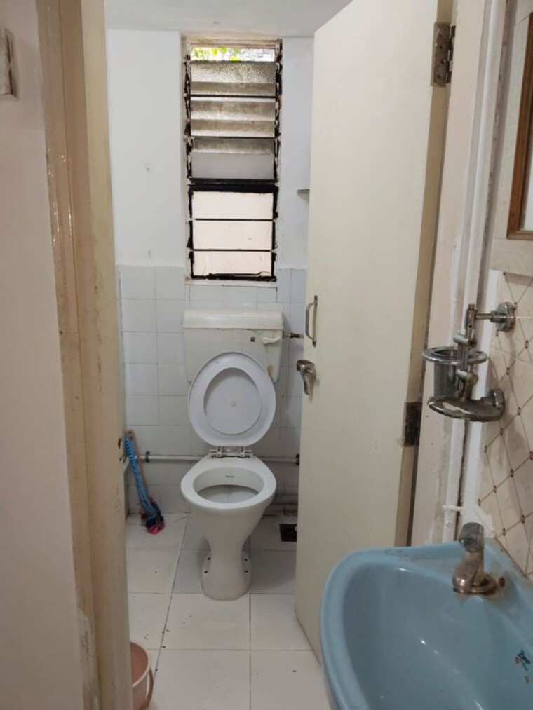 Bathroom, yashodhan-chs-erandwane 1 Bedroom 550 Sq.Ft. Apartment In Erandwane Pune 10454317