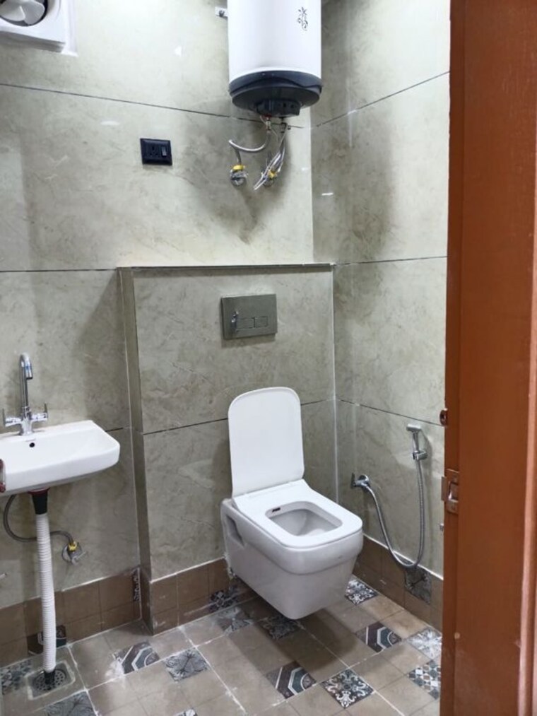 Bathroom, govindpuri 2 Bedroom 556 Sq.Ft. Builder Floor In Govindpuri Delhi 10454325