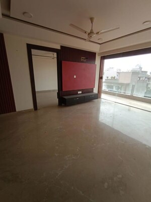 Room in 3 BHK Apartment at BPTP Amstoria Country Floor, Sector 102 – for Rent