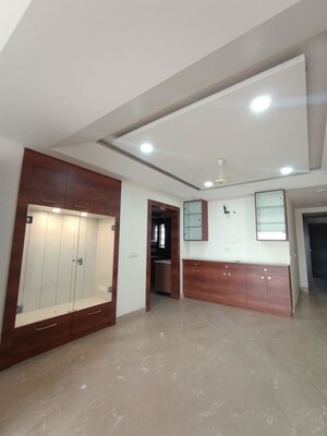 Room in 3 BHK Apartment at BPTP Amstoria Country Floor, Sector 102 – for Rent