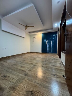 Room in 3 BHK Apartment at Chattarpur – for Rent