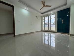 Room in 3 BHK Apartment at Chattarpur – for Rent