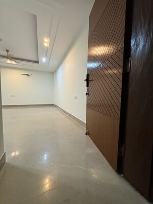 Room in 3 BHK Apartment at Chattarpur – for Rent