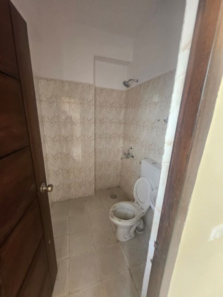 Bathroom, sector 17 3 Bedroom 325 Sq.Yd. Builder Floor In Sector 17 Faridabad 10454386