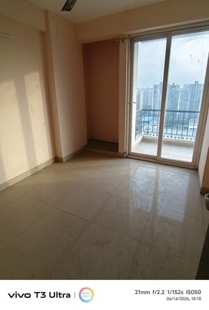 Room in 3 BHK Apartment at Amrapali O2 Valley, Tech Zone 4 Greater Noida – for Sale