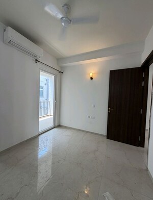 Room in 2 BHK Apartment at Smart World Orchard, Sector 61 – for Rent