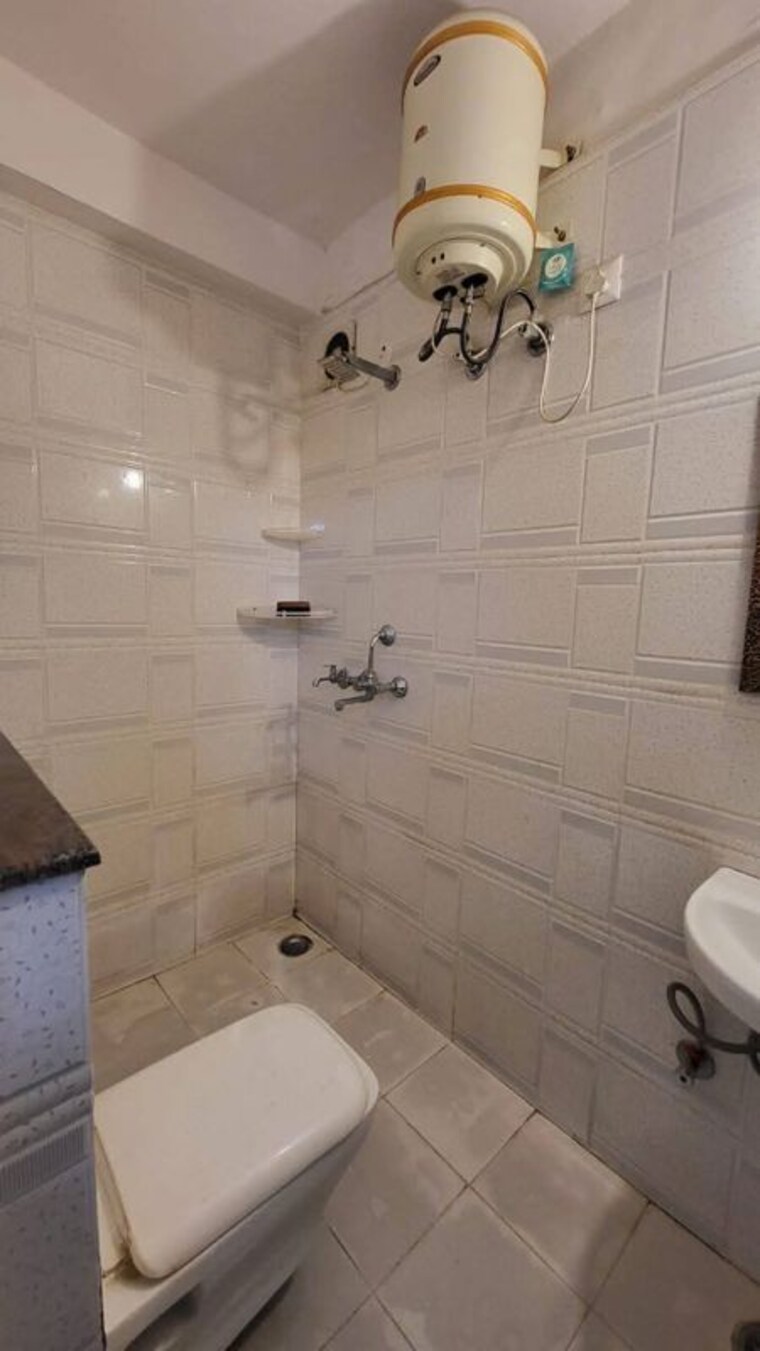 Bathroom, sector 40 2 Bedroom 1300 Sq.Ft. Builder Floor In Sector 40 Gurgaon 10454446