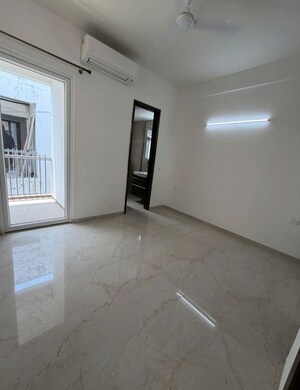 Room in 2 BHK Apartment at Smart World Orchard, Sector 61 – for Rent