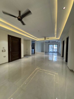 Room in 4 BHK Builder Floor at Green Fields Colony – for Sale