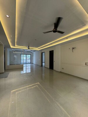 Room in 4 BHK Builder Floor at Green Fields Colony – for Sale