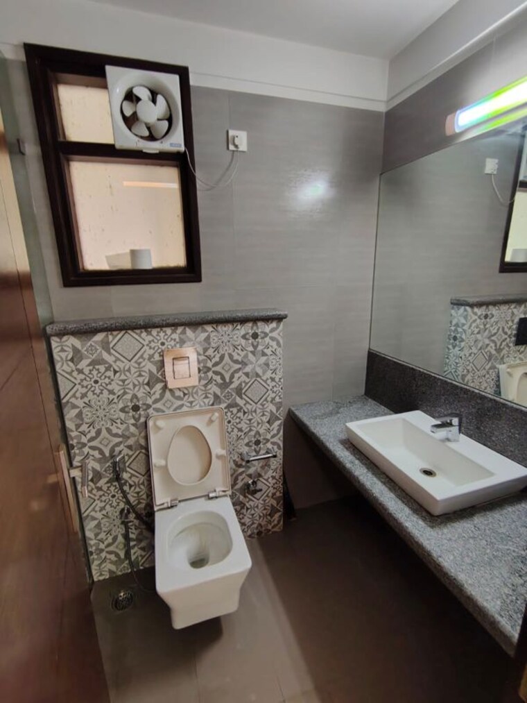Bathroom, sushant lok i 3 Bedroom 1700 Sq.Ft. Builder Floor In Sushant Lok I Gurgaon 10454556