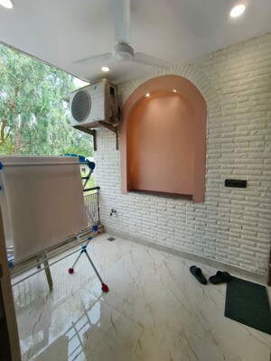 Furnished Amenities in 3 BHK Builder Floor at Defence Colony – for Rent