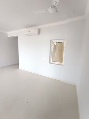 Room in 3 BHK Apartment at Central Park Flower Valley Aqua Front Towers, Sohna Sector 33 – for Sale