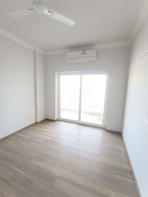 Room in 3 BHK Apartment at Central Park Flower Valley Aqua Front Towers, Sohna Sector 33 – for Sale