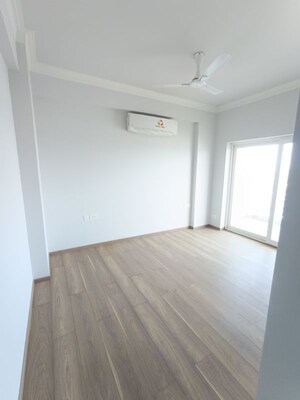 Room in 3 BHK Apartment at Central Park Flower Valley Aqua Front Towers, Sohna Sector 33 – for Sale
