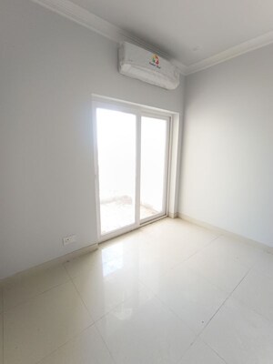 Room in 3 BHK Apartment at Central Park Flower Valley Aqua Front Towers, Sohna Sector 33 – for Sale