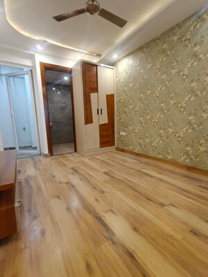 Room in 3 BHK Apartment at Saya Gold Avenue, Vaibhav Khand – for Sale