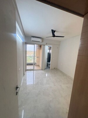 Room in 3 BHK Apartment at Signature Global City, Sector 37d – for Rent