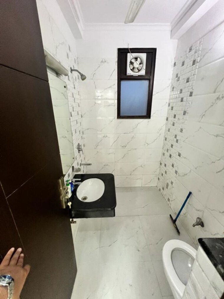 Bathroom, naraina 3 Bedroom 125 Sq.Yd. Builder Floor In Naraina Delhi 10454733
