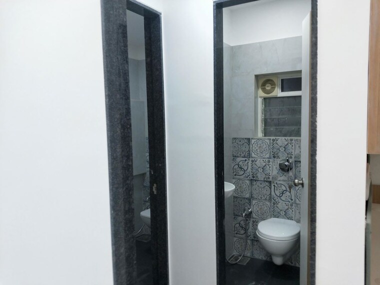 Attached Bathroom, south tukoganj Commercial Office Space 1000 Sq.Ft. In South Tukoganj Indore 10454772