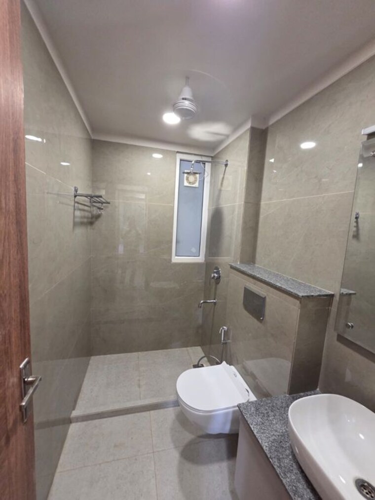 Bathroom, dlf-atria 2 Bedroom 1500 Sq.Ft. Builder Floor In Dlf Phase ii Gurgaon 10454857