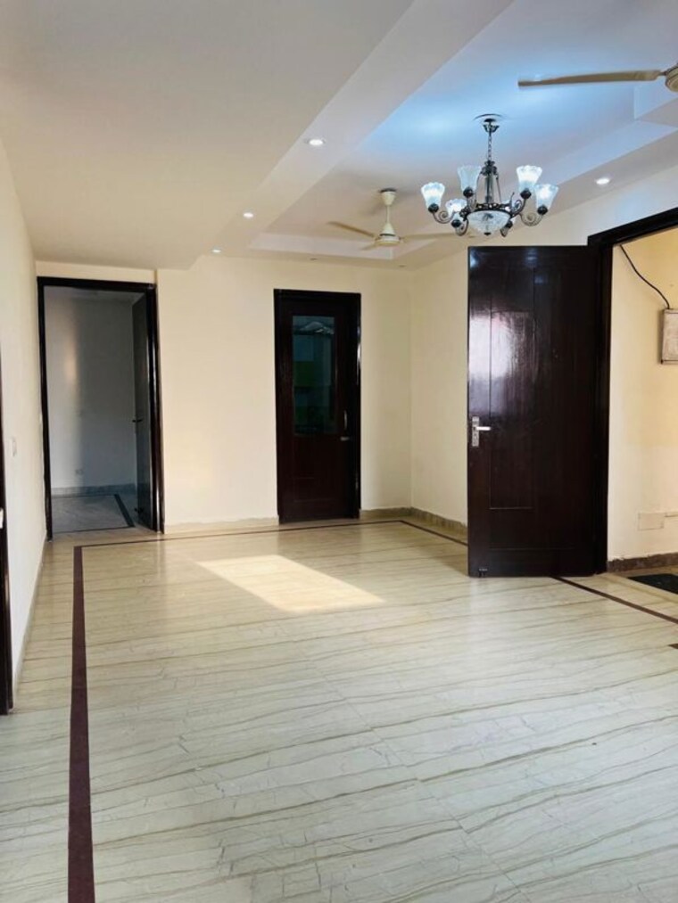 Room, south extension 3 Bedroom 250 Sq.Yd. Builder Floor In South Extension Delhi 10455089