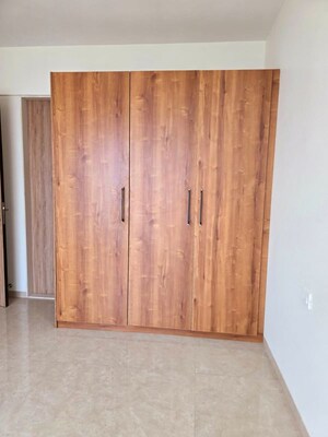 Room in 2 BHK Apartment at Dosti Acres Aster, Wadala East – for Rent